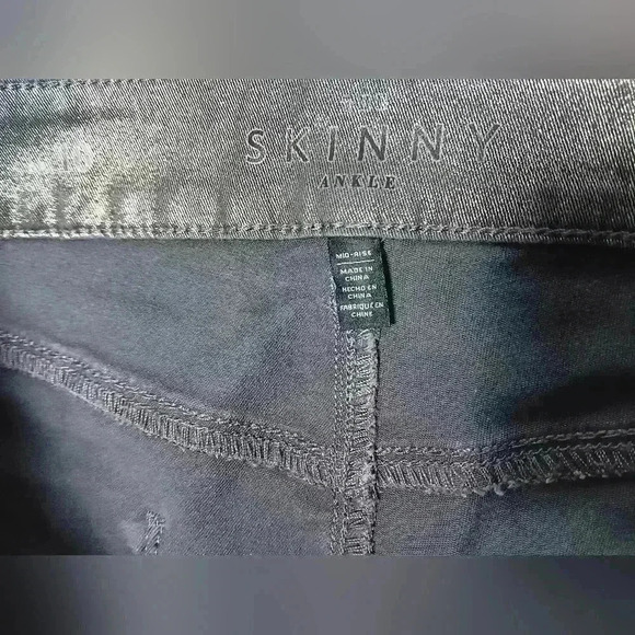 White House Black Market The coated Skinny Ankle. Mid Rise ladies size 10. - Picture 5 of 6